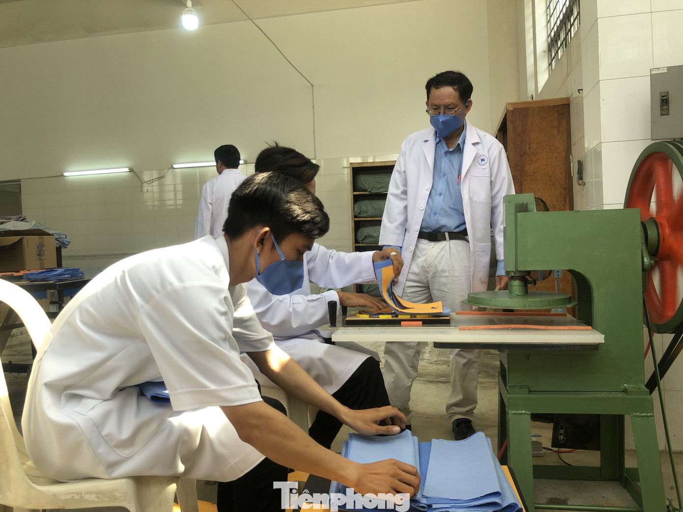 Khẩu trang 'độc lạ' của bác sĩ bệnh viện Thống Nhất ảnh 1