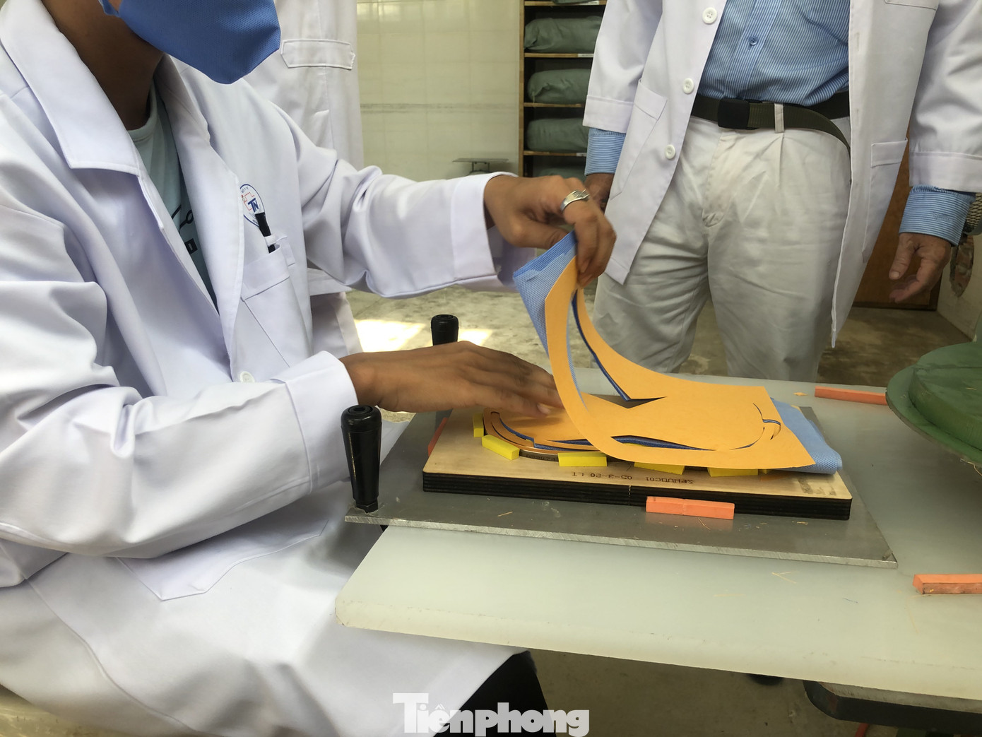 Khẩu trang 'độc lạ' của bác sĩ bệnh viện Thống Nhất ảnh 7