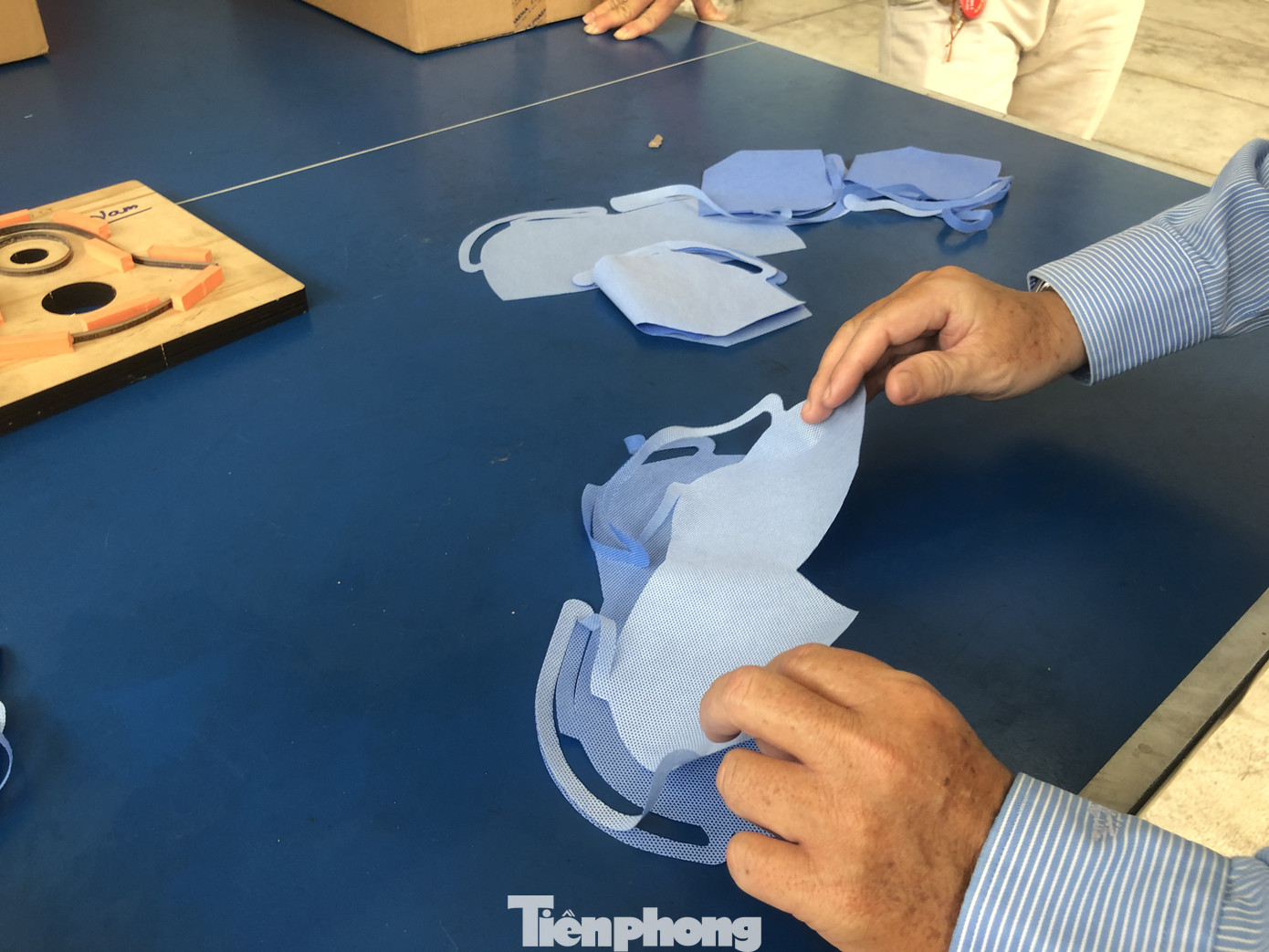 Khẩu trang 'độc lạ' của bác sĩ bệnh viện Thống Nhất ảnh 12