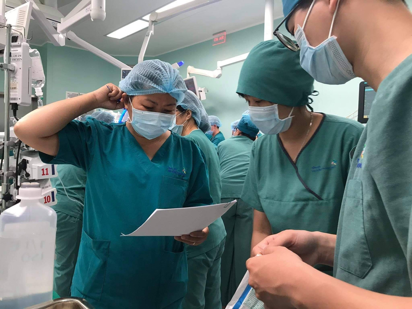 Phẫu thuật tách cặp song sinh 'dùng chung một tã': Cha mẹ khóc nức nở ảnh 4