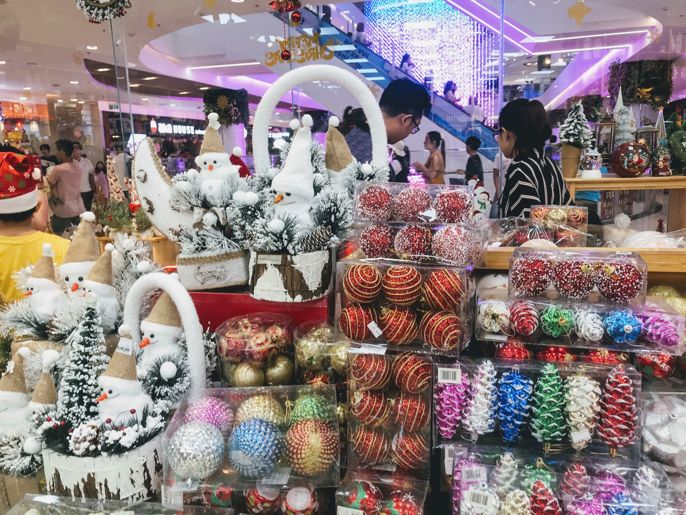 Dân Sài Gòn 'săn' tùng thơm giá rẻ chơi Noel ảnh 9