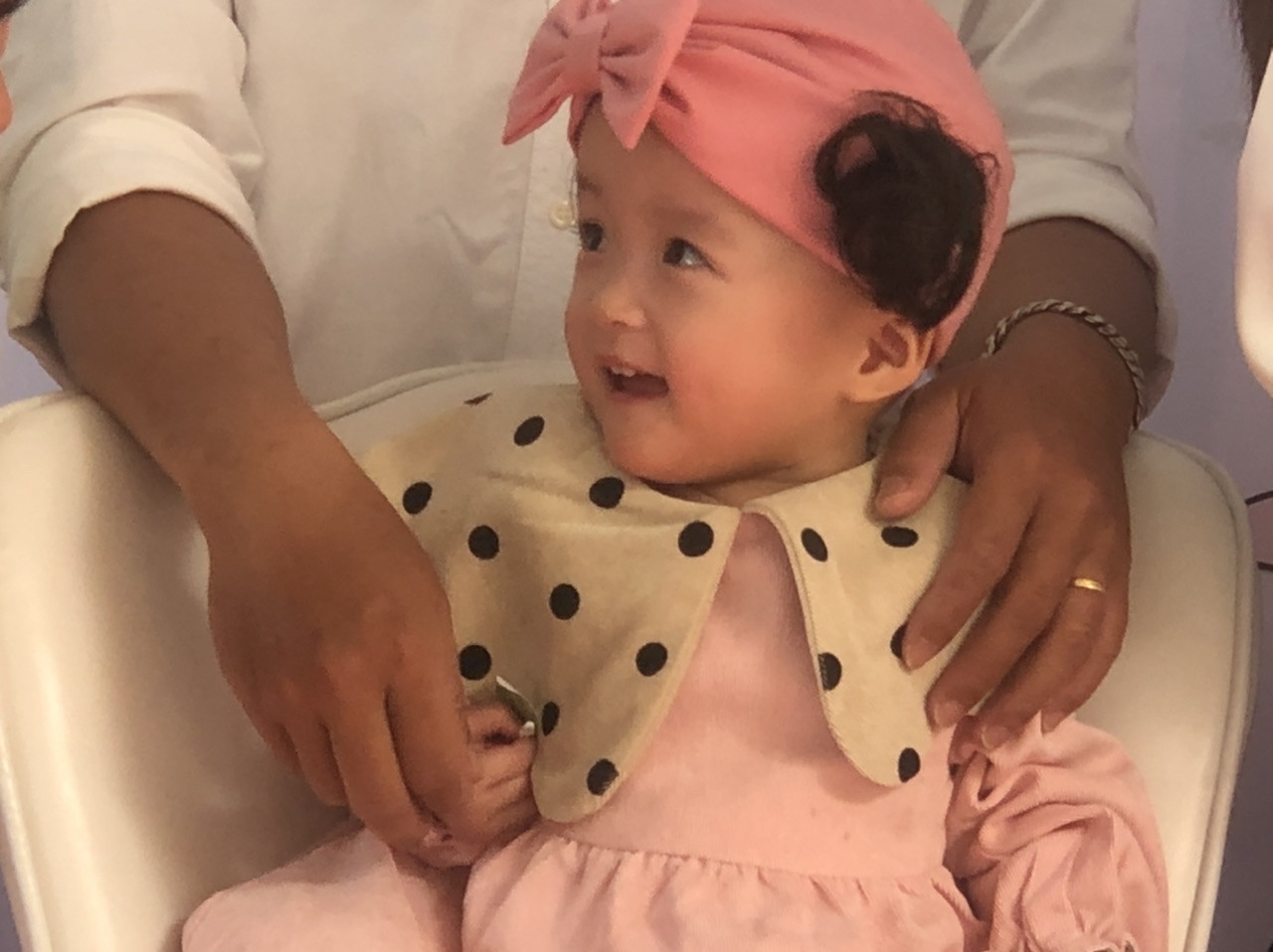 Song Nhi xúng xính áo hồng trong ngày xuất viện ảnh 6