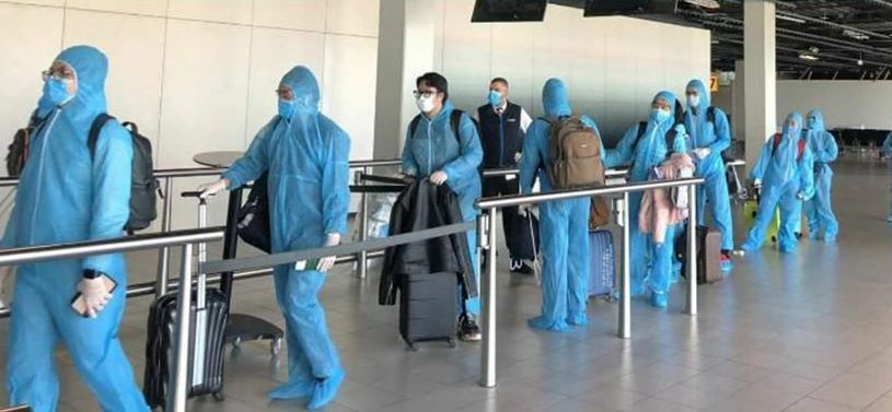 Cô gái nhập cảnh trái phép vào Việt Nam vẫn sốt, phải theo dõi tại Bệnh viện ảnh 1