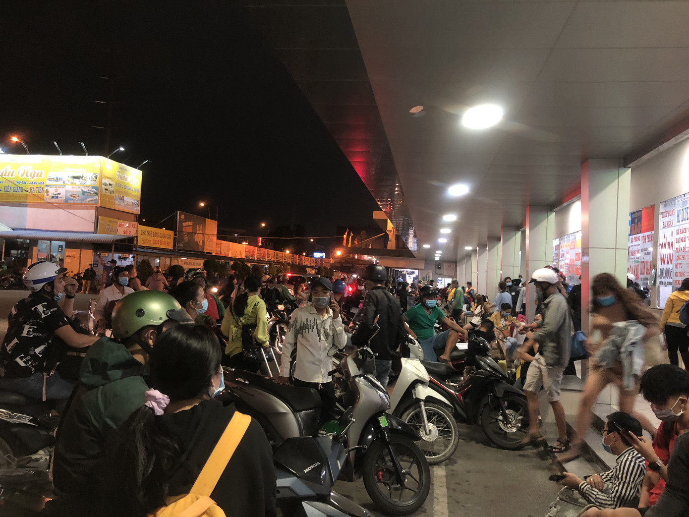 Nghìn nghịt người chen chân mua vé về quê trong đêm cuối năm ảnh 9