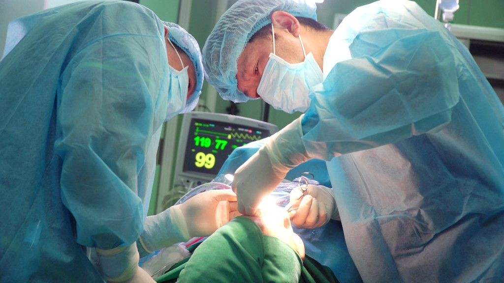 Nâng mũi ở spa, được 'khuyến mãi' thêm ổ áp-xe mông ảnh 2