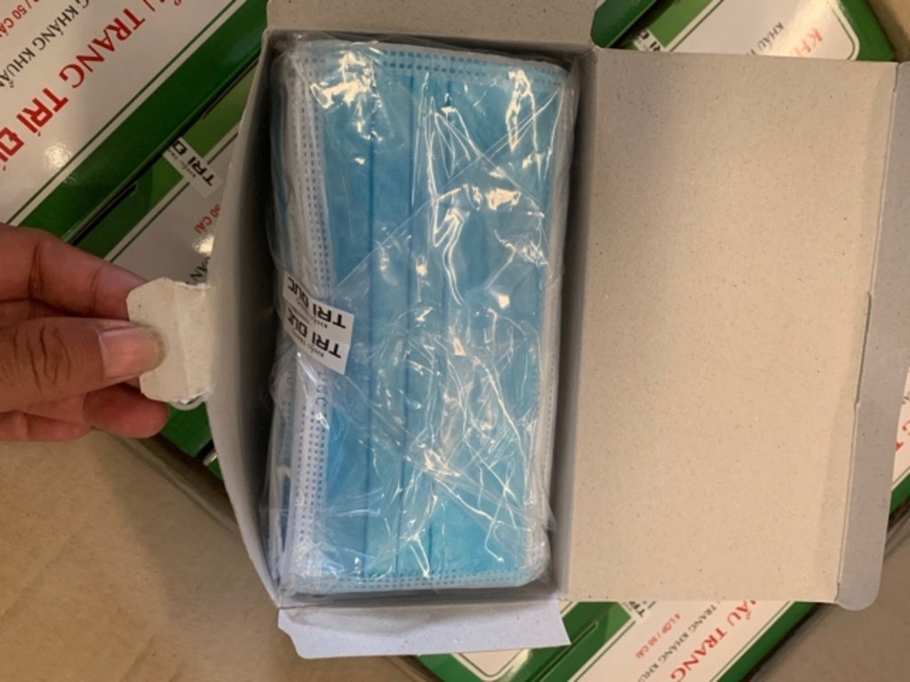 Dân không mua được khẩu trang, kẻ bán gom hàng xuất nước ngoài ảnh 3