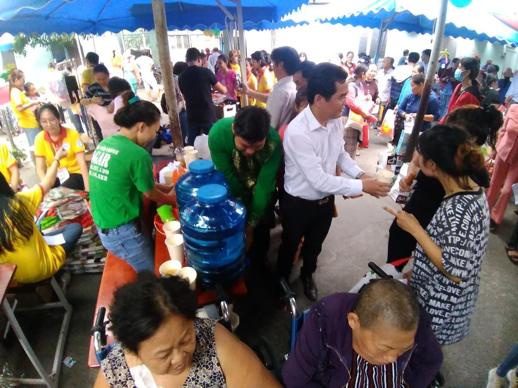 Ấm lòng phiên chợ 0 đồng cho bệnh nhân ảnh 1