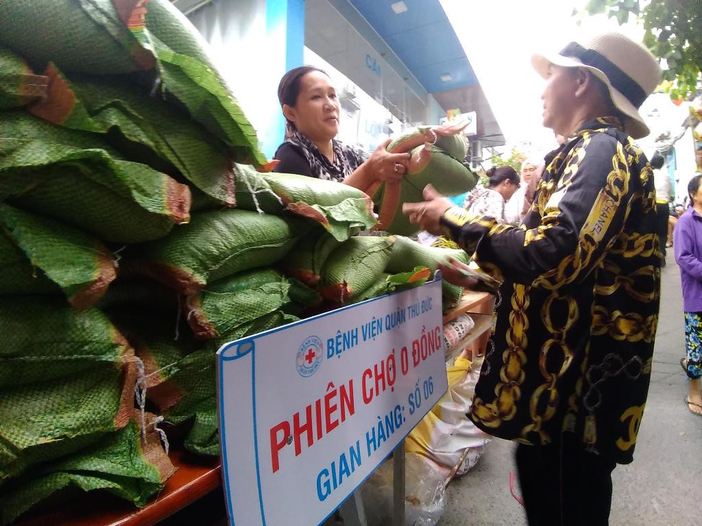 Ấm lòng phiên chợ 0 đồng cho bệnh nhân ảnh 4