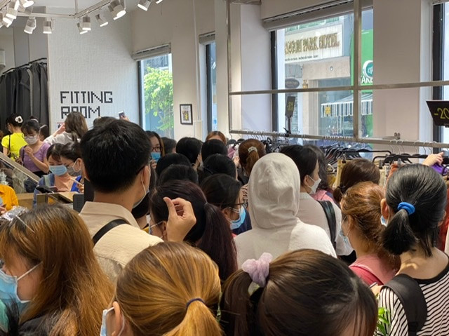 TPHCM: Rồng rắn chen chân mua hàng giảm giá ngày Black Friday ảnh 3