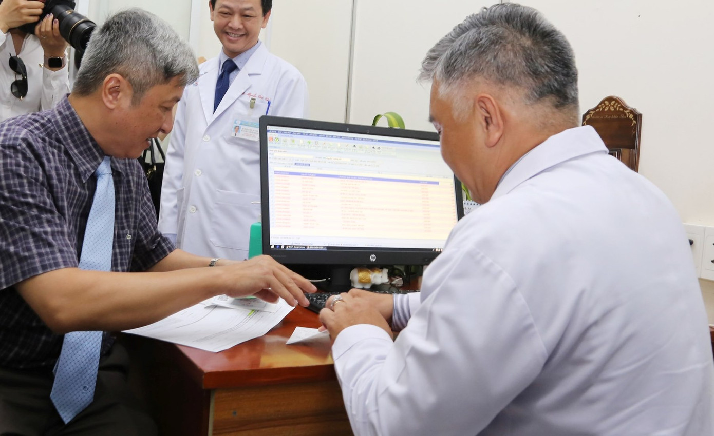 Đi bệnh viện không cần tiền mặt ảnh 1