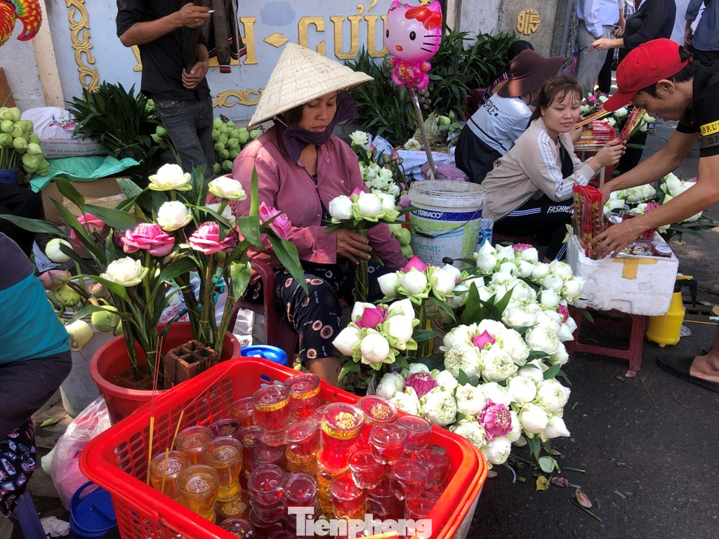 Người Sài Gòn chen chân đi lễ, đường vào chùa kẹt cứng ảnh 11