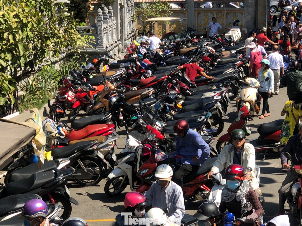 Người Sài Gòn chen chân đi lễ, đường vào chùa kẹt cứng ảnh 20