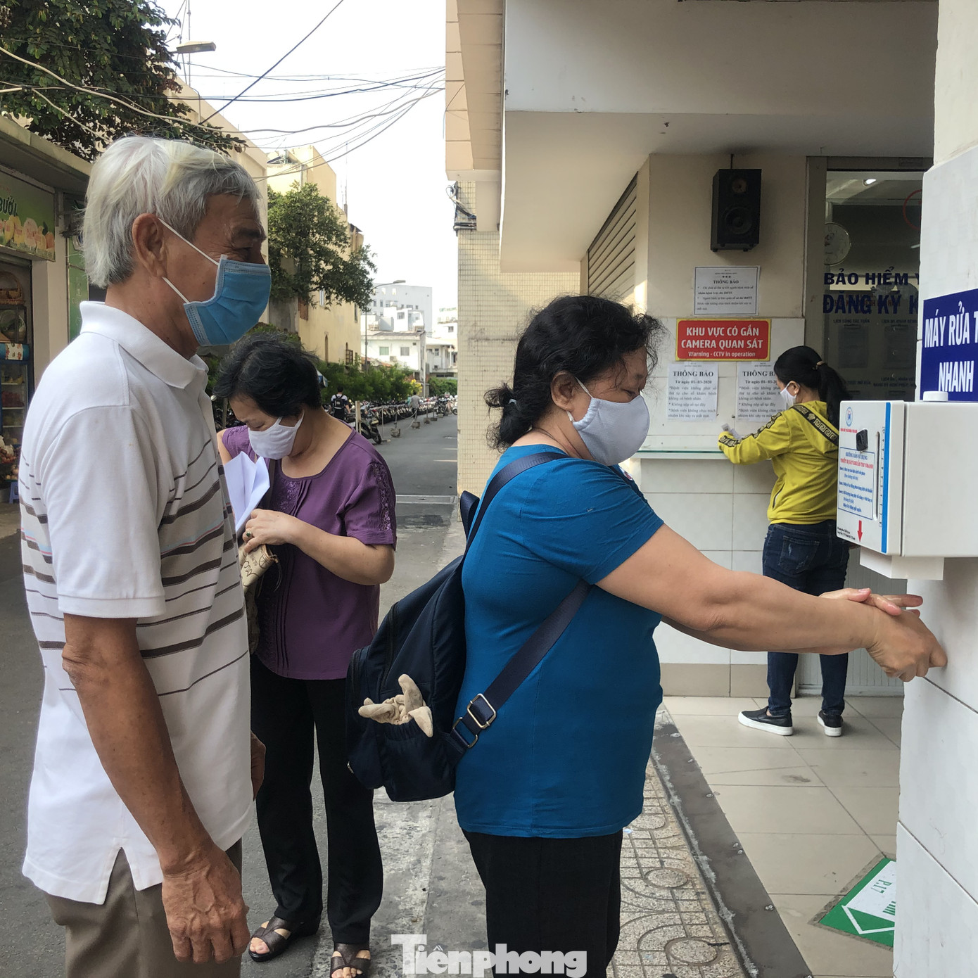 Y bác sĩ chế máy rửa tay tự động 'cây nhà lá vườn' ảnh 3