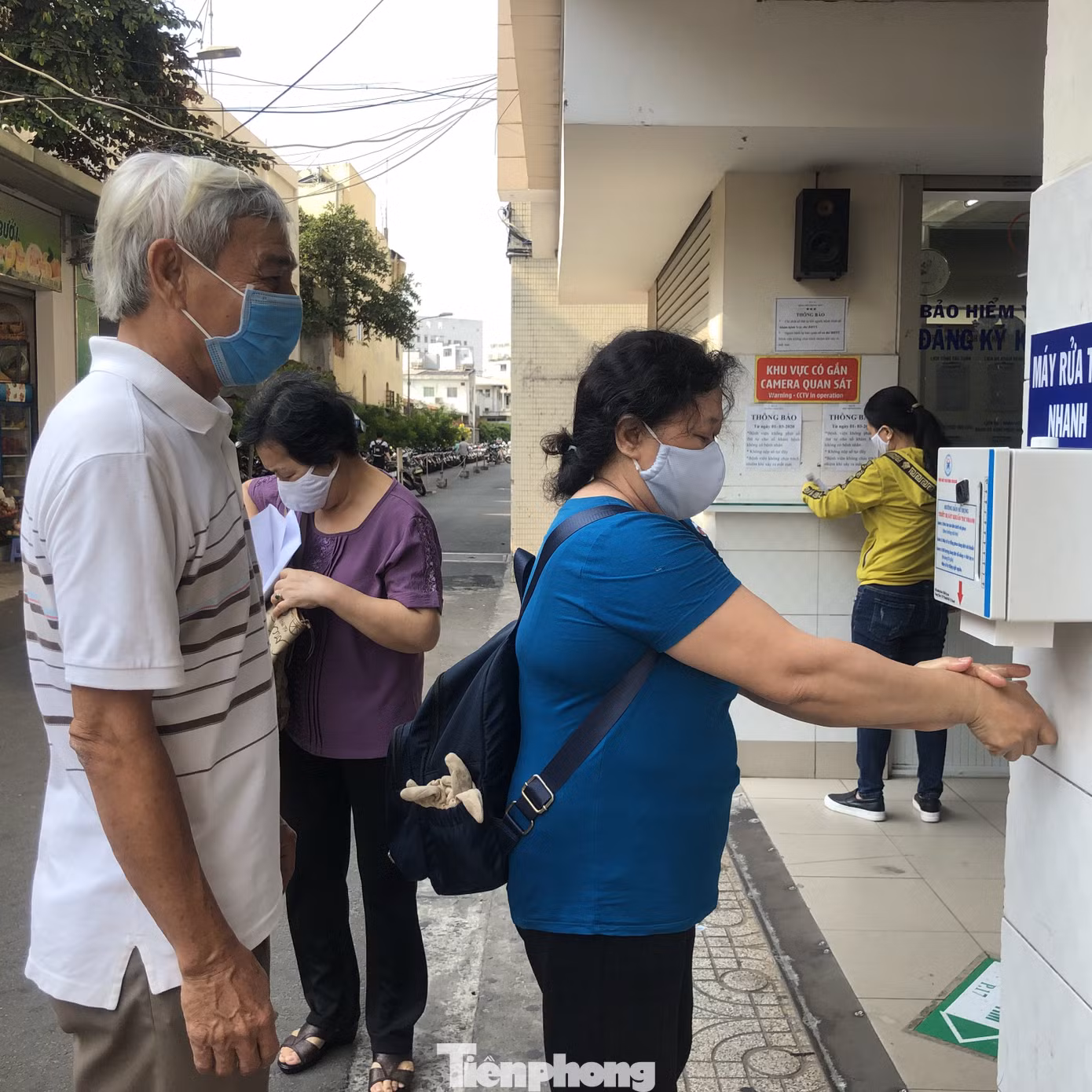 Y bác sĩ chế máy rửa tay tự động 'cây nhà lá vườn' ảnh 3