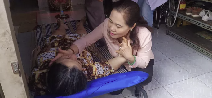 Lãnh đạo TPHCM chia buồn cùng gia đình học sinh tử nạn do cây đè trong sân trường ảnh 1