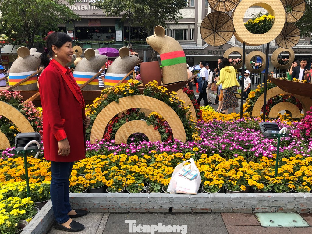 Vì sao tiểu cảnh ở phố đi bộ Nguyễn Huệ tả tơi ảnh 12