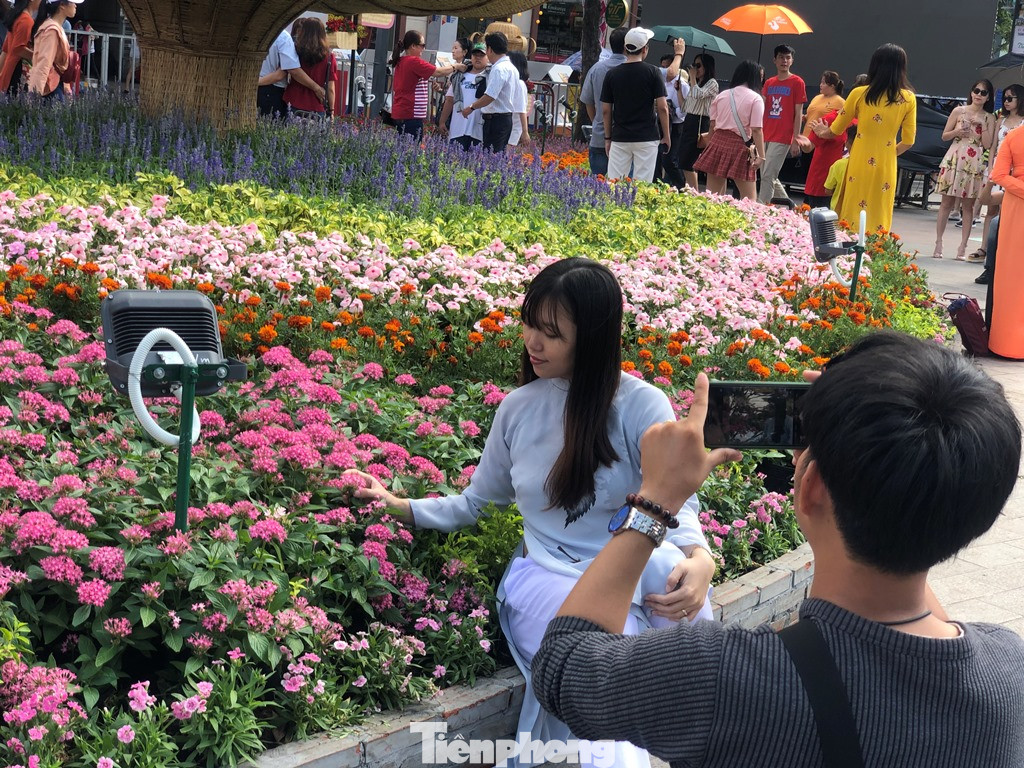 Vì sao tiểu cảnh ở phố đi bộ Nguyễn Huệ tả tơi ảnh 23