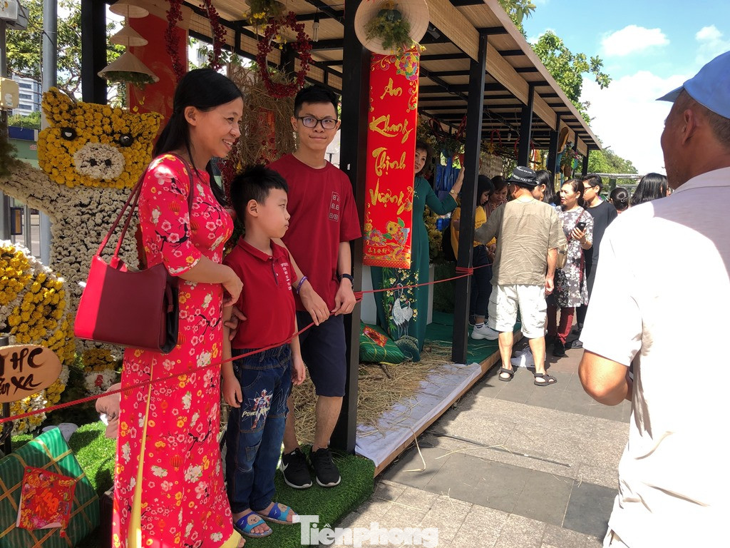 Vì sao tiểu cảnh ở phố đi bộ Nguyễn Huệ tả tơi ảnh 22