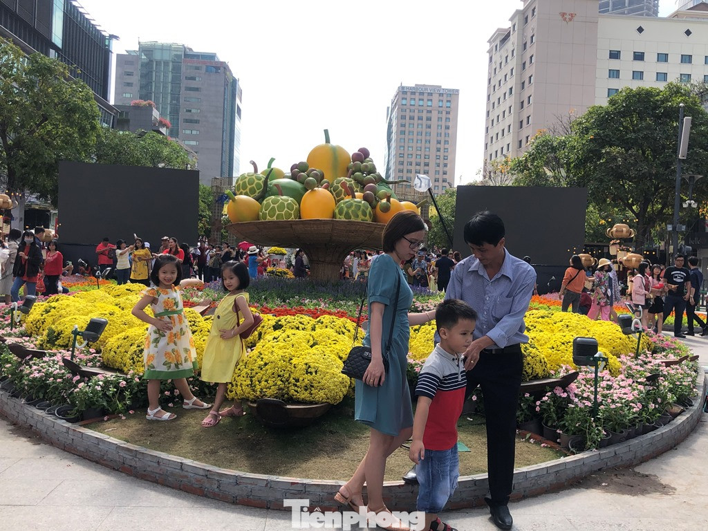 Vì sao tiểu cảnh ở phố đi bộ Nguyễn Huệ tả tơi ảnh 10