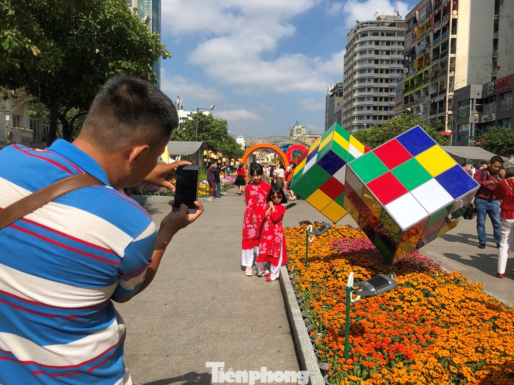 Vì sao tiểu cảnh ở phố đi bộ Nguyễn Huệ tả tơi ảnh 2