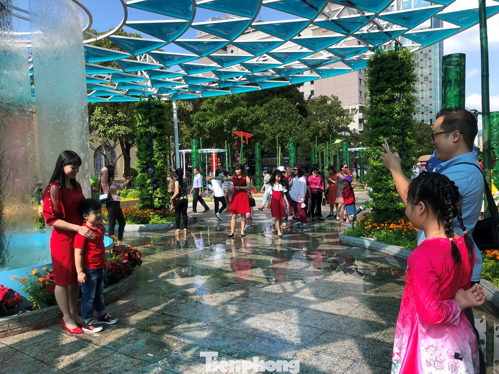 Vì sao tiểu cảnh ở phố đi bộ Nguyễn Huệ tả tơi ảnh 3