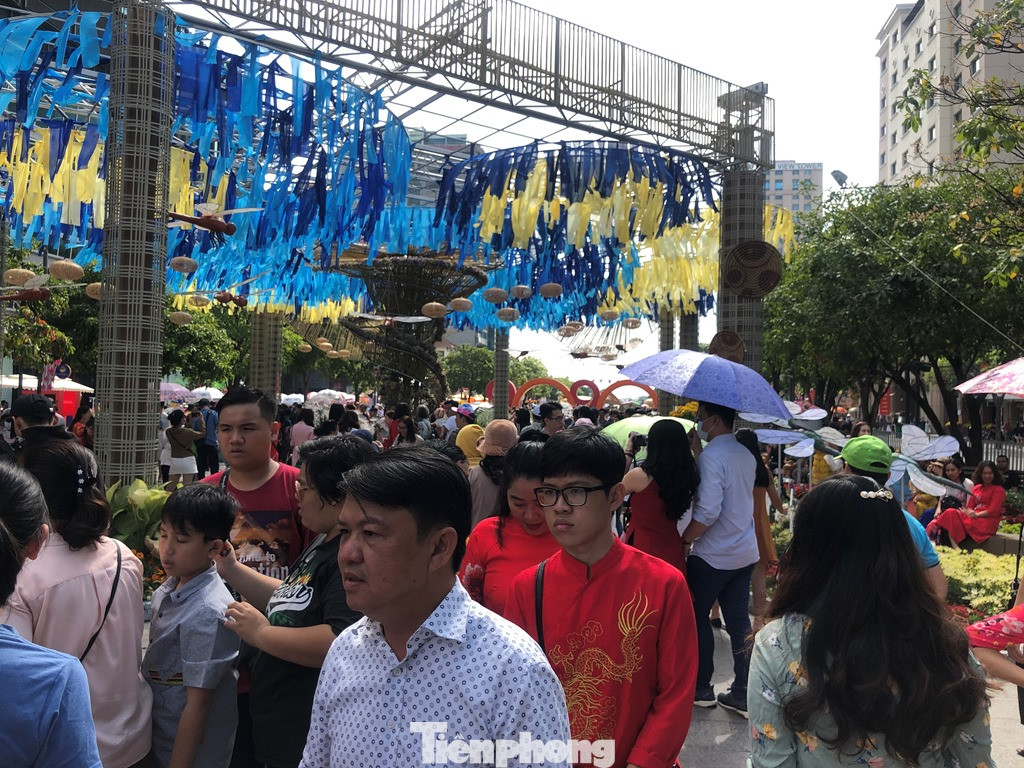 Vì sao tiểu cảnh ở phố đi bộ Nguyễn Huệ tả tơi ảnh 5