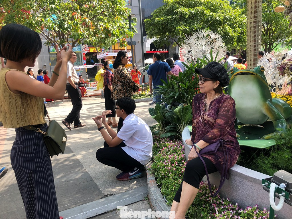 Vì sao tiểu cảnh ở phố đi bộ Nguyễn Huệ tả tơi ảnh 24