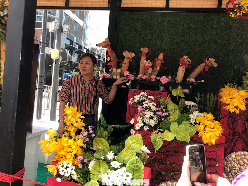 Vì sao tiểu cảnh ở phố đi bộ Nguyễn Huệ tả tơi ảnh 20