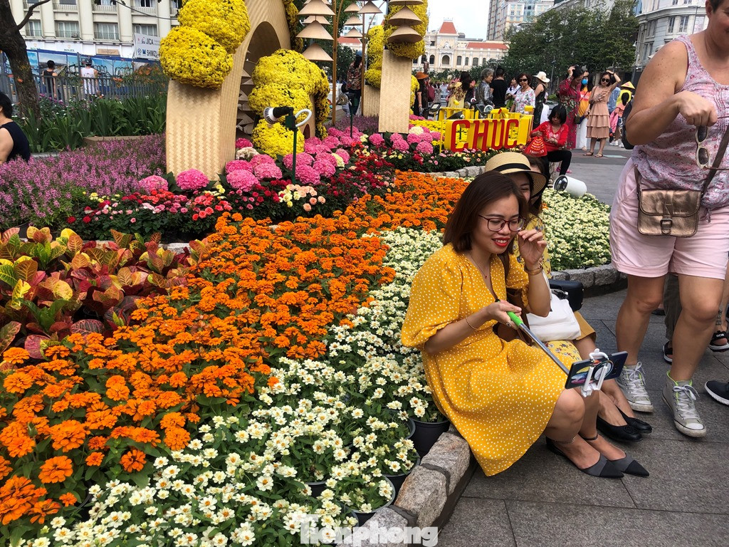 Vì sao tiểu cảnh ở phố đi bộ Nguyễn Huệ tả tơi ảnh 17