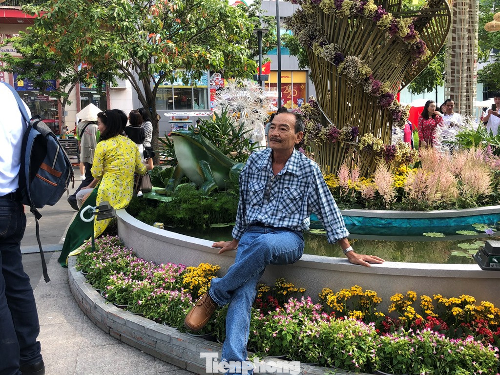 Vì sao tiểu cảnh ở phố đi bộ Nguyễn Huệ tả tơi ảnh 6