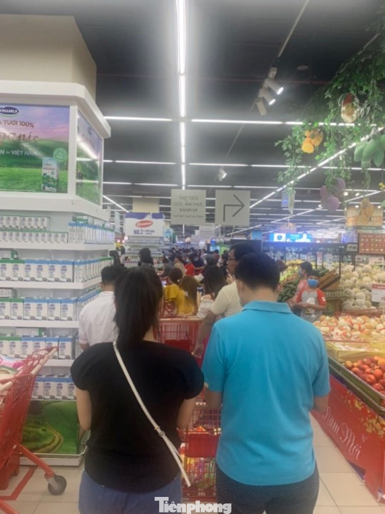 Trữ thức ăn trước dịch corona, nhiều siêu thị hết veo thực phẩm ảnh 12