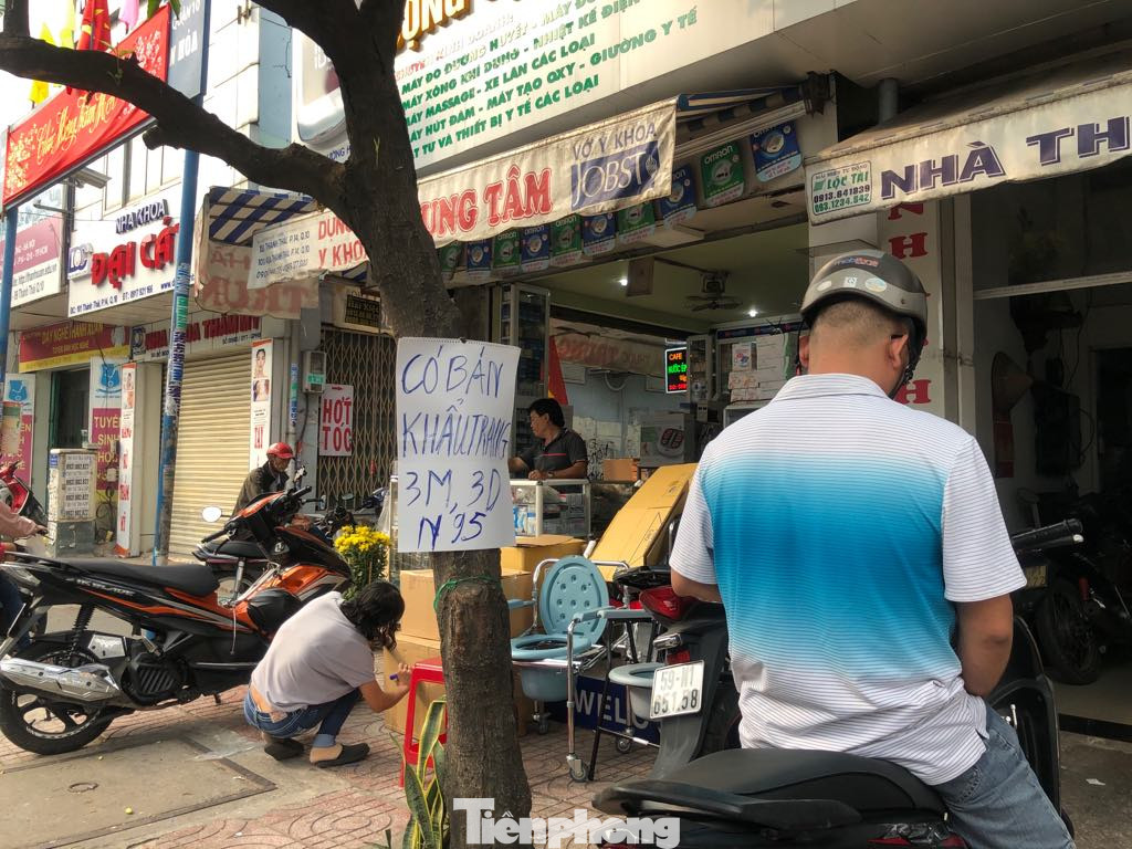 Cháy hàng, sốt giá khẩu trang y tế vì virus corona ảnh 11