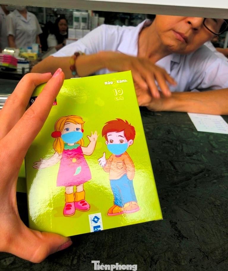 Cháy hàng, sốt giá khẩu trang y tế vì virus corona ảnh 7