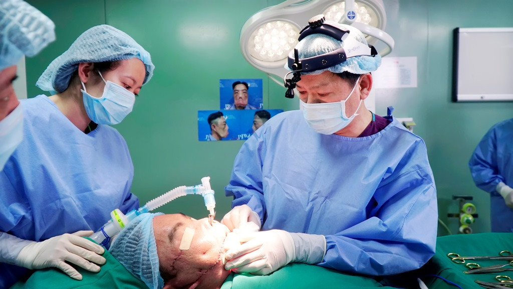 Phẫu thuật lần 3, chàng trai ‘mặt quỷ’ sắp có diện mạo mới ảnh 1