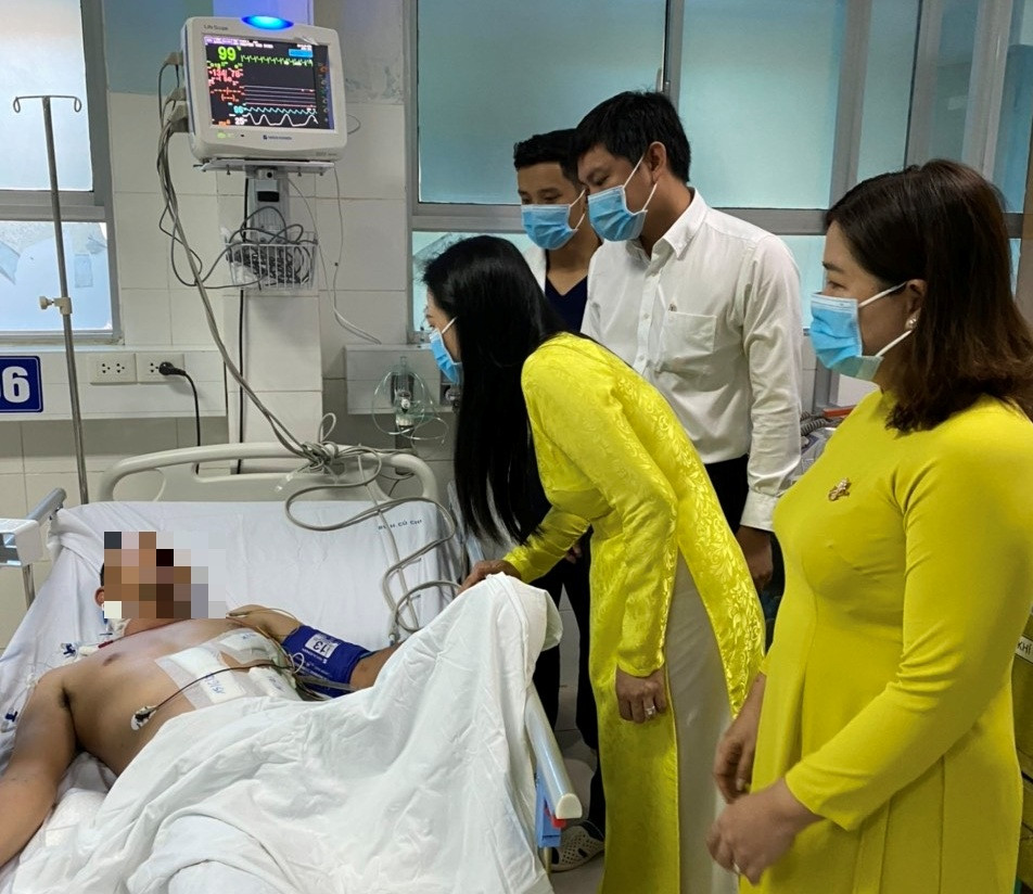 Truy bắt cướp, dân quân tự vệ bị đâm thấu ngực ảnh 1