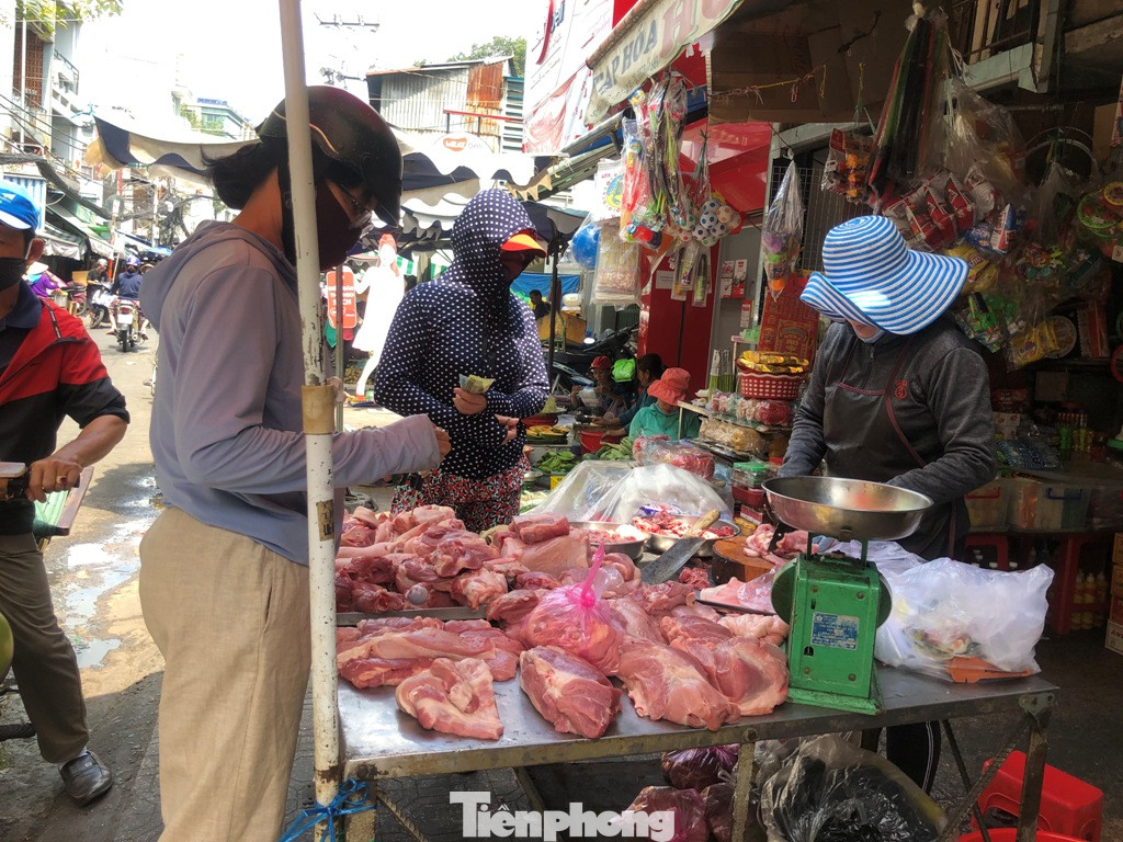 Heo mảnh giảm giá, người tiêu dùng vẫn mua thịt giá cao ảnh 2