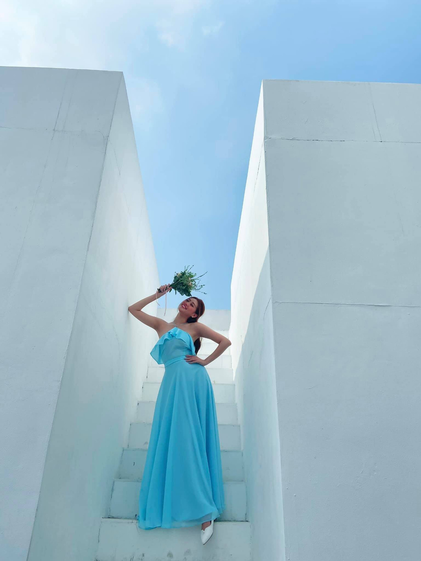 Xách chiếc làn cói 'huyền thoại' hóa thành cô bán chè, Hoa hậu Đỗ Thị Hà vẫn ra dáng mỹ nhân ảnh 16