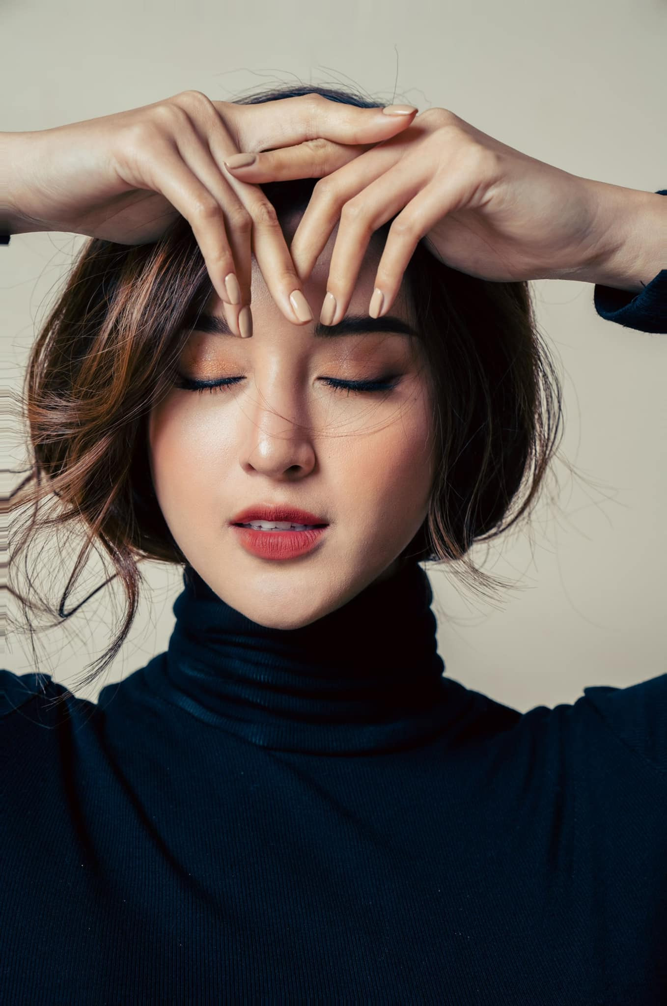 Xách chiếc làn cói 'huyền thoại' hóa thành cô bán chè, Hoa hậu Đỗ Thị Hà vẫn ra dáng mỹ nhân ảnh 12