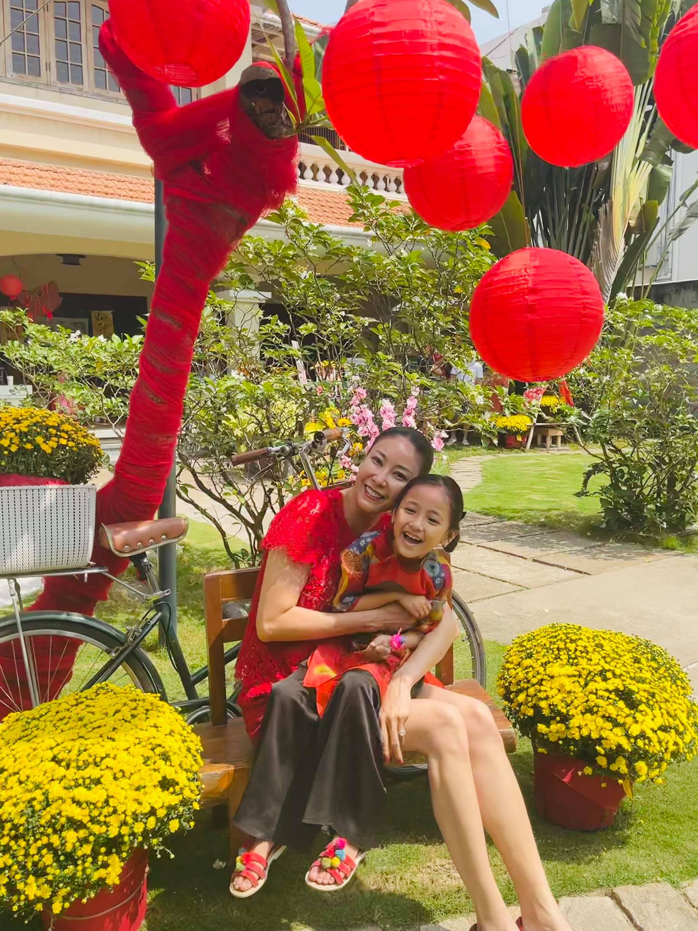 Xách chiếc làn cói 'huyền thoại' hóa thành cô bán chè, Hoa hậu Đỗ Thị Hà vẫn ra dáng mỹ nhân ảnh 17