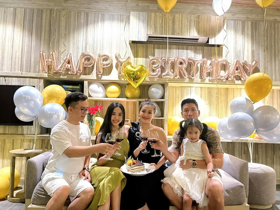 Xách chiếc làn cói 'huyền thoại' hóa thành cô bán chè, Hoa hậu Đỗ Thị Hà vẫn ra dáng mỹ nhân ảnh 15