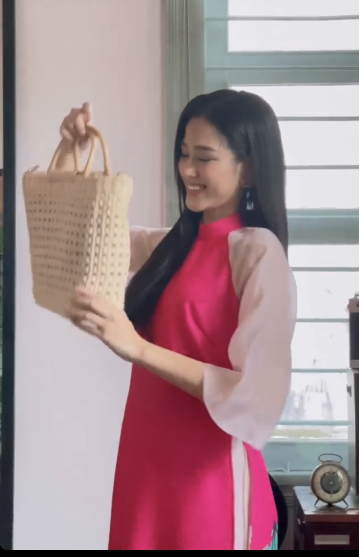 Xách chiếc làn cói 'huyền thoại' hóa thành cô bán chè, Hoa hậu Đỗ Thị Hà vẫn ra dáng mỹ nhân ảnh 3