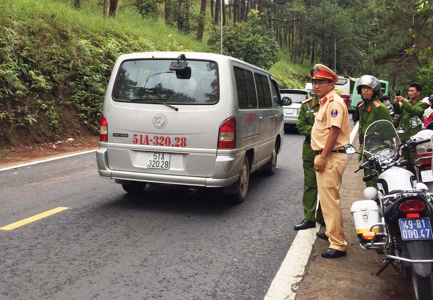 Tông ngược chiều với xe buýt đang đổ đèo, người đàn ông tử vong ảnh 3