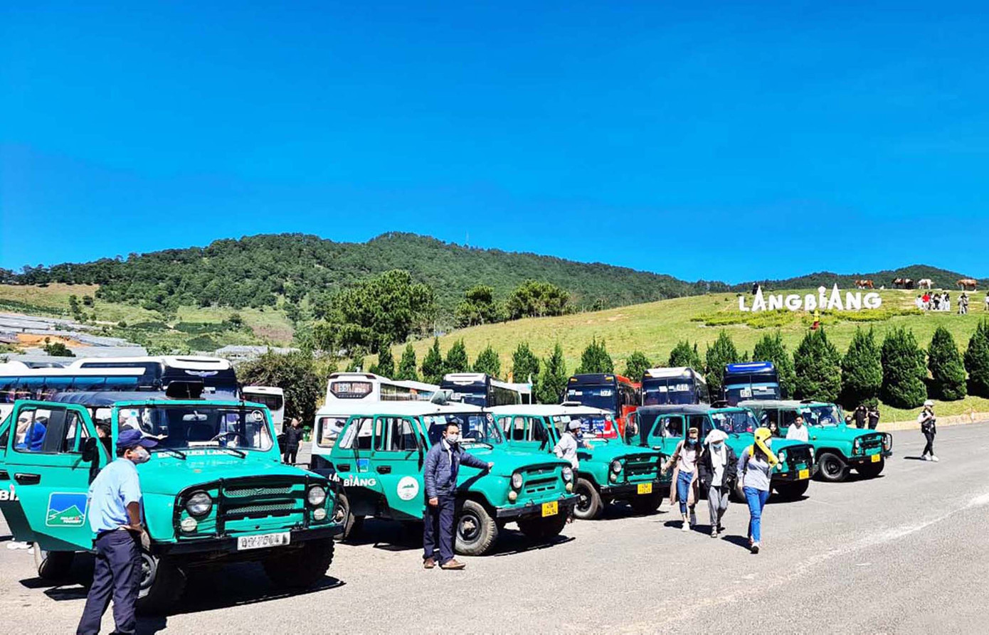 Chở du khách lên núi Lang Biang: Phớt lờ sự an toàn hành khách ảnh 1