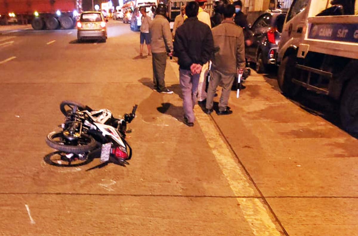 'Phượt thủ’ vượt chốt kiểm tra, tông xe vào công an gây thương tích ảnh 1