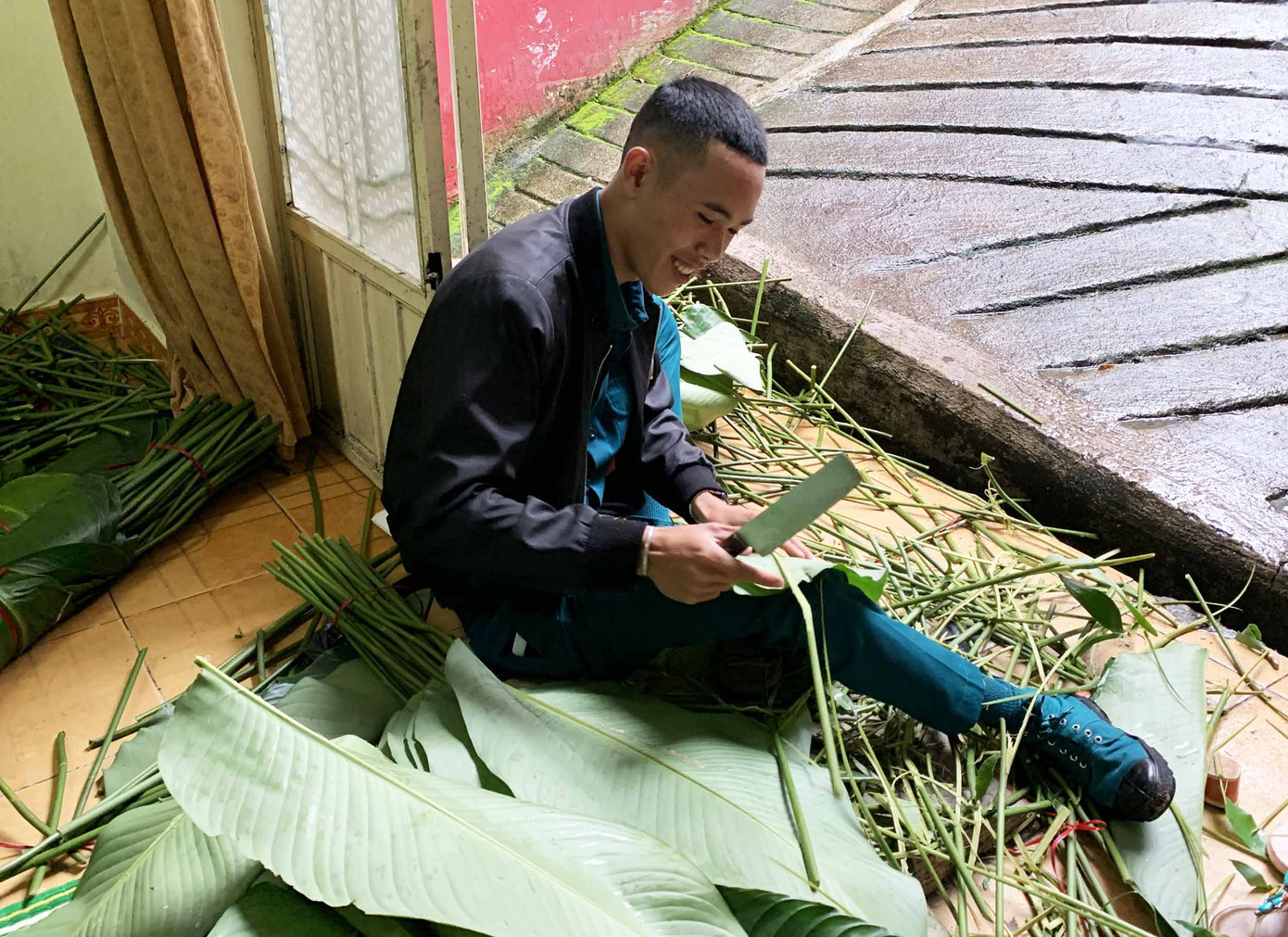 1.000 bánh chưng của giới trẻ Đà Lạt vượt lũ đến miền Trung ảnh 5