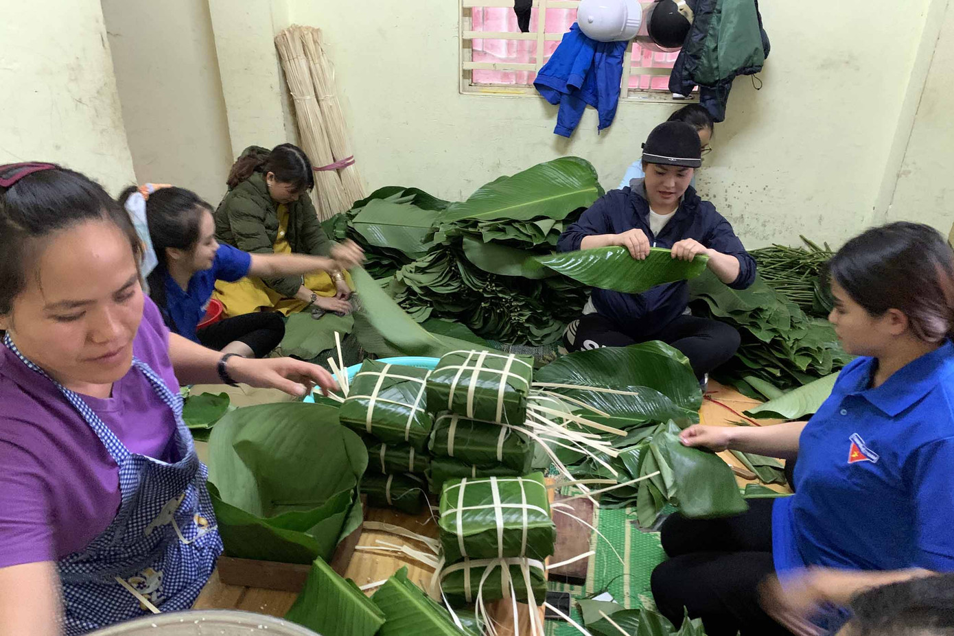 1.000 bánh chưng của giới trẻ Đà Lạt vượt lũ đến miền Trung ảnh 1