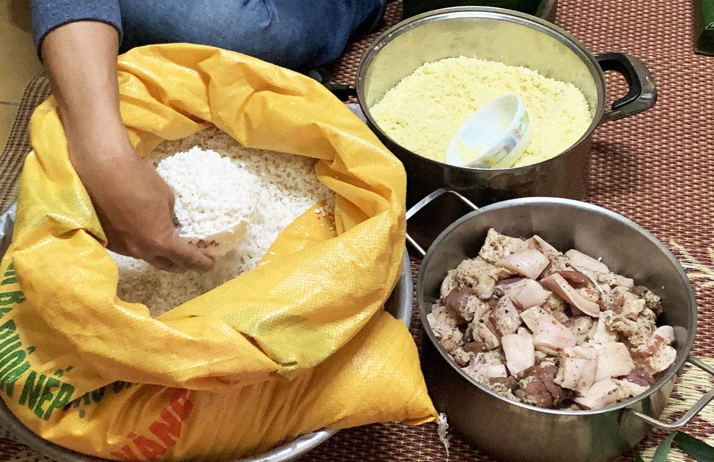 1.000 bánh chưng của giới trẻ Đà Lạt vượt lũ đến miền Trung ảnh 3