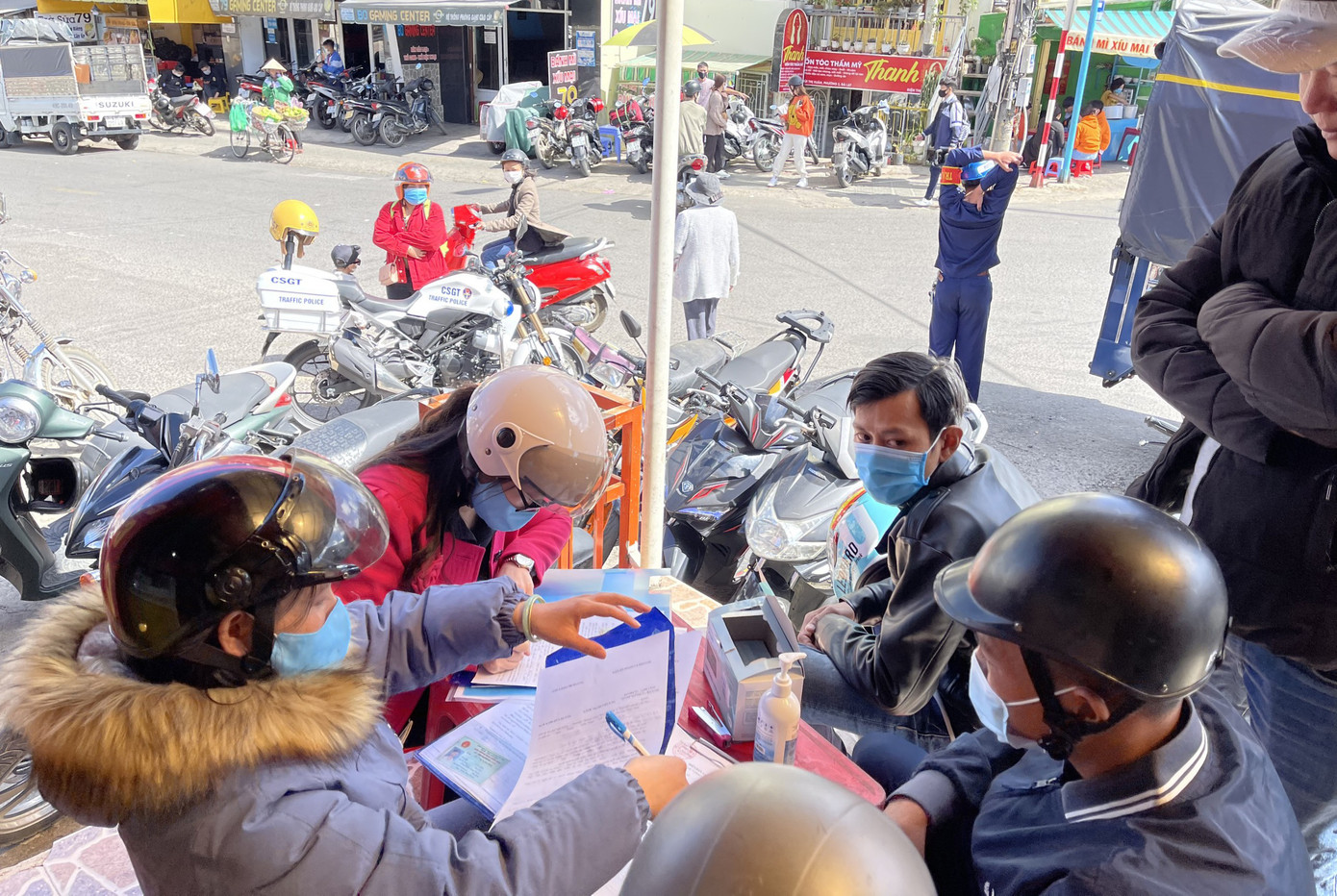 Đà Lạt: Phạt nặng hàng trăm du khách, người địa phương không đeo khẩu trang ảnh 2