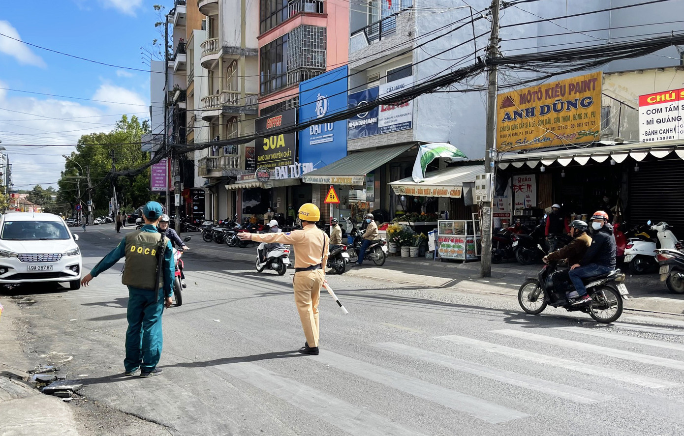 Đà Lạt: Phạt nặng hàng trăm du khách, người địa phương không đeo khẩu trang ảnh 1