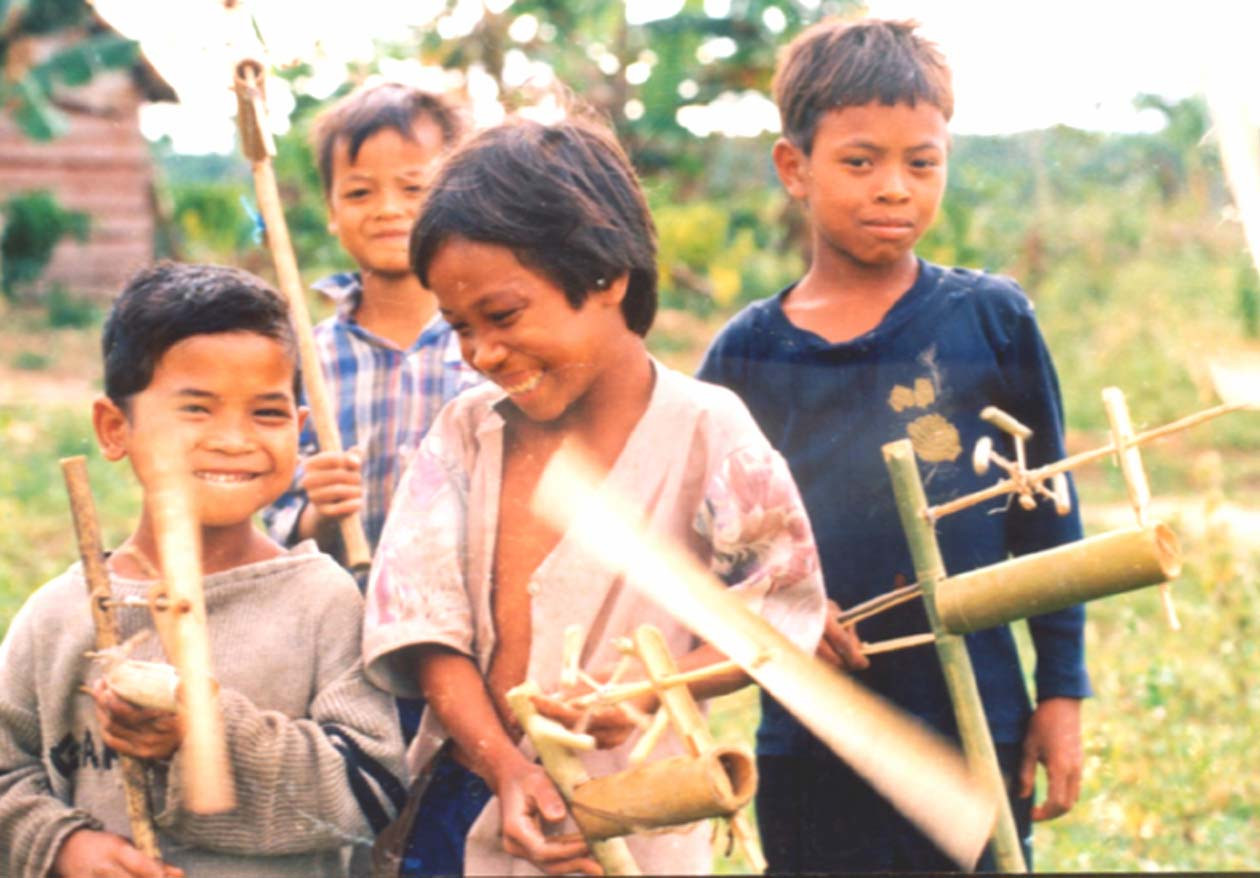 Nghỉ học vì dịch cúm, trẻ em nghèo vùng sâu theo người lớn đi hái 'lộc trời' ảnh 5